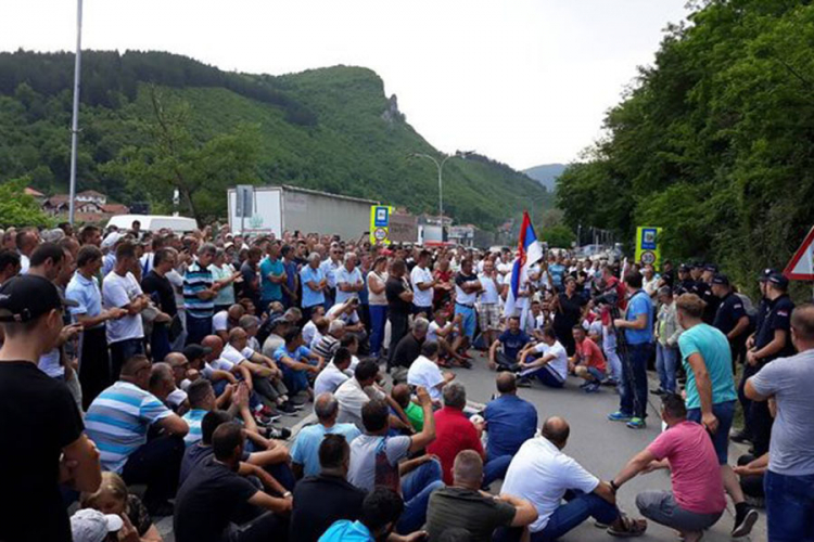Malinari i dalje drže u blokadi put prema Crnoj Gori