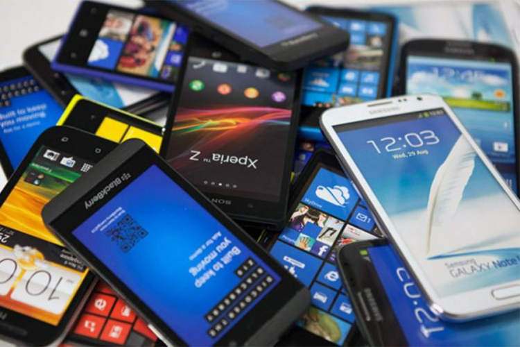 Prvi put zabilježen pad prodaje pametnih telefona