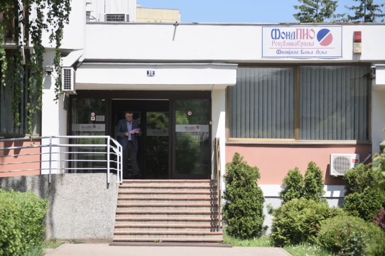 Dug za doprinose prema Fondu PIO skoro pola milijarde KM