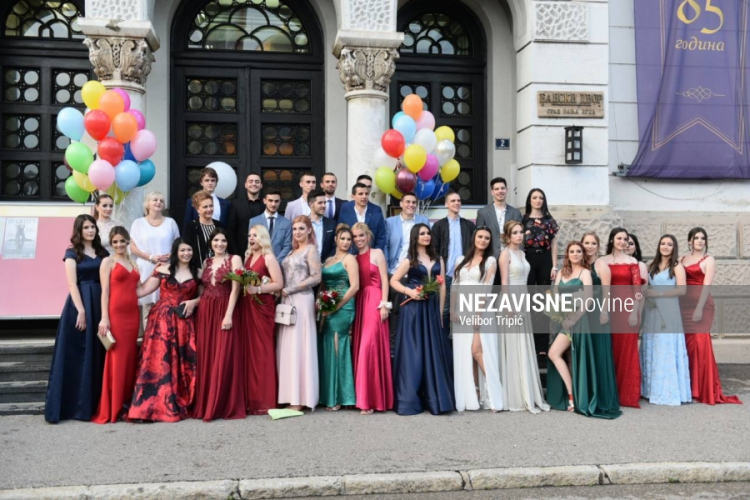 Uz osmjehe i veselje maturanti SC Gemit Apeirona proslavljaju kraj školovanja
