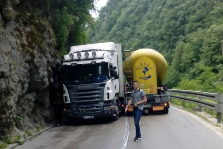 Sudar šlepera i cisterne u kanjonu Tijesno