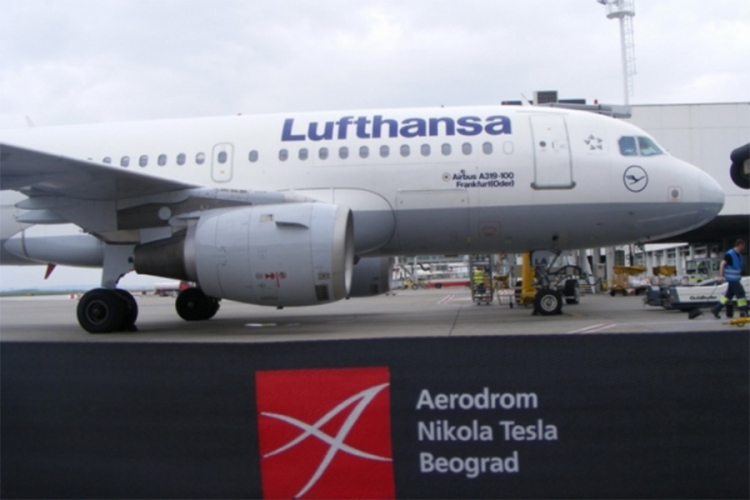 Avion "Lufthanze" prinudno sletio na "Teslu"