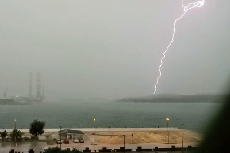 Zastrašujuće nebo iznad Istre: 20.000 munja