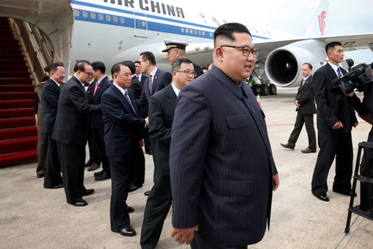 Kim Džong Un na ulicama Singapura, građani u tišini snimaju kolonu