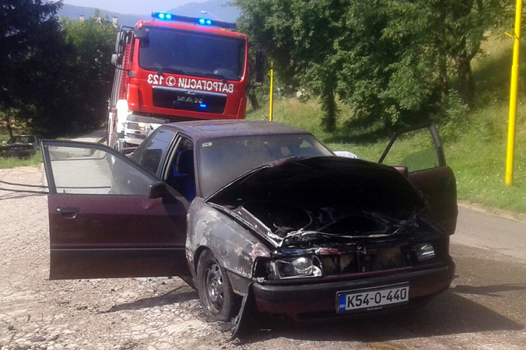 Zapalio se audi, vozač nepovrijeđen