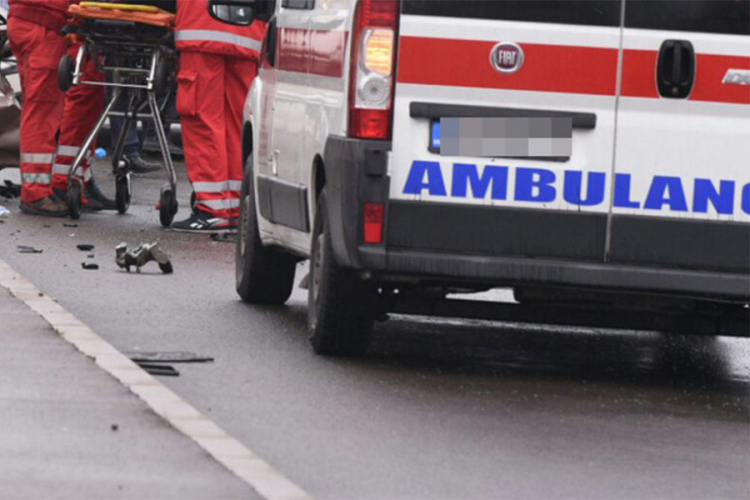 Automobil pokosio grupu djece na trotoaru, poginuo dječak