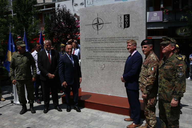 U Prištini otkriven spomenik vojnicima NATO stradalim na Kosovu
