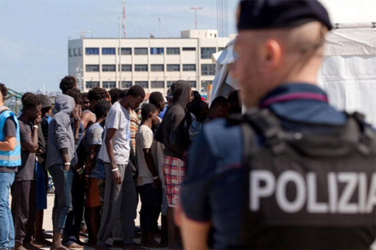 Novi brod sa 932 migranta na obali Katanije