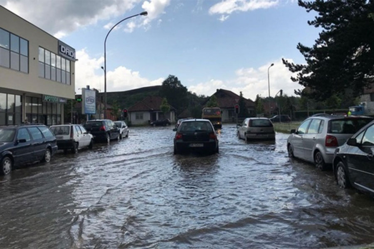 Voda preplavila ulice Nikšića