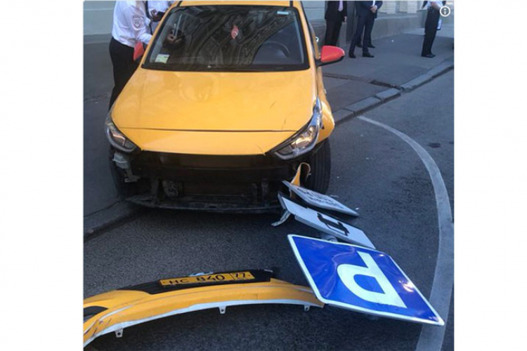 Taksi uletio među ljude u centru Moskve, 8 povrijeđeno