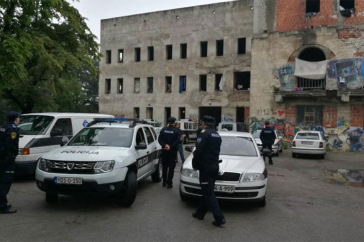 Oko 100 policajaca pretreslo objekte u kojima borave migranti