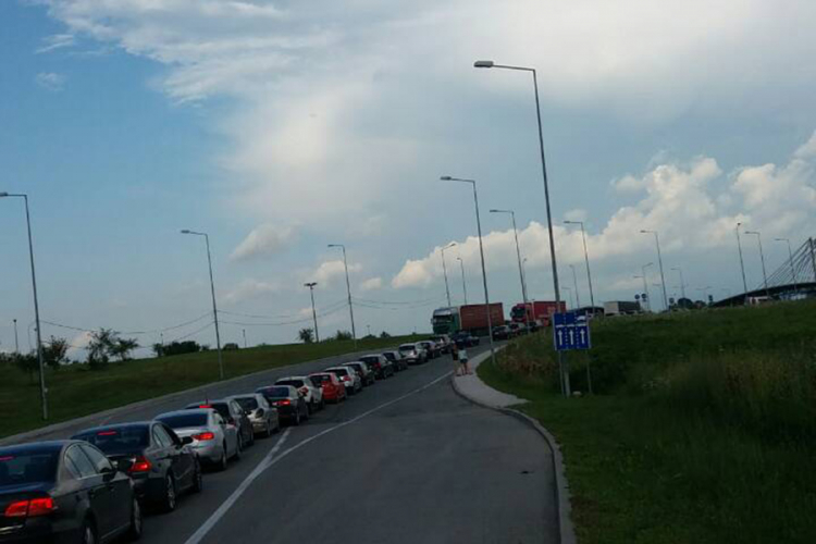 Duža zadržavanja na graničnim prelazima, na Izačiću najprometnije