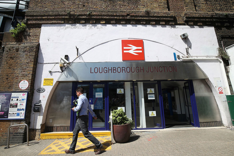 Voz usmrtio tri osobe u Londonu, okolnosti nejasne