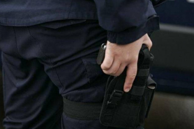 Policajac iz službenog pištolja pucao u psa
