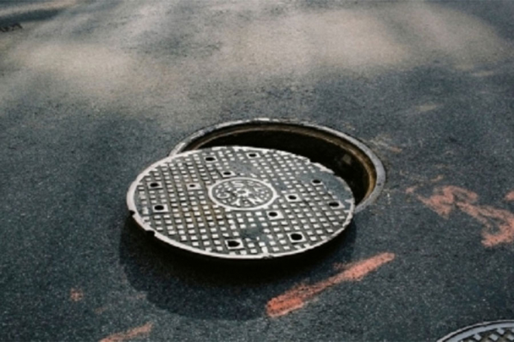 Radnici upali u kanalizacijski šaht, dvojica preminula