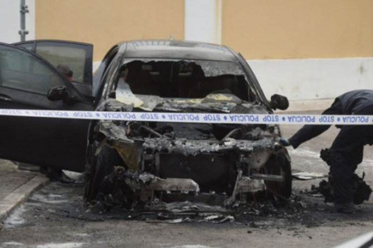 Požar u Sarajevu, izgorio BMW