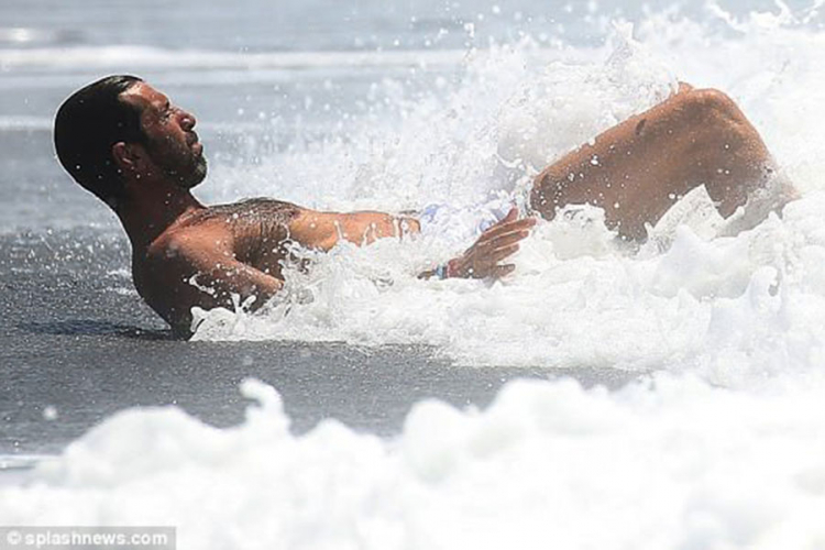 Điđi Bufon mamio poglede na plaži