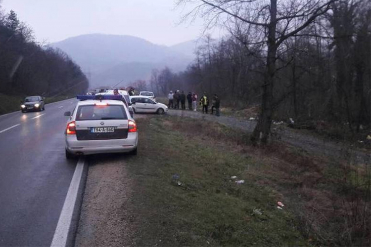 Dvije osobe povrijeđene, kamion završio pored pruge u nezgodi kod Žepča