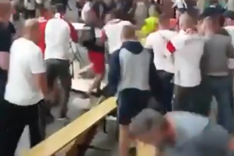 Žestoka tuča navijača Senegala i Poljske, letjeli stolovi i klupe