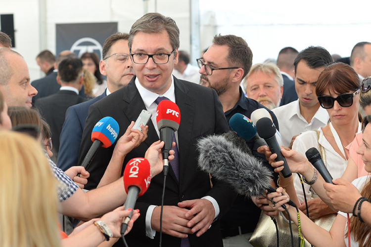 Vučić pozvao Srbe sirom svijeta da navijaju za Srbiju