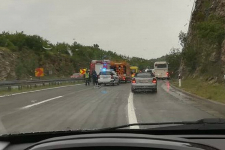 Prevrnuo se kombi pun migranata, 12 osoba prebačeno u bolnicu