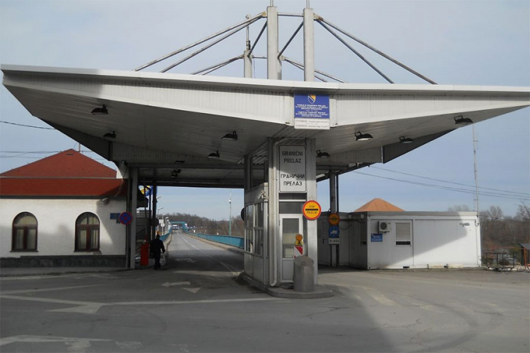 Obustava saobraćaja na prelazu Brčko-Gunja