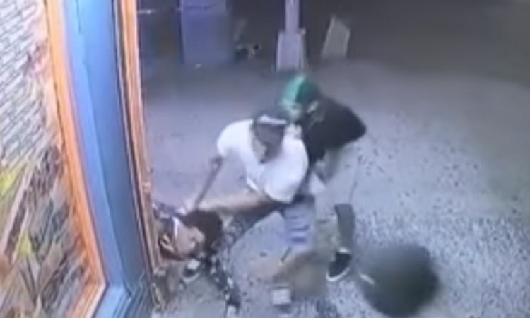 Tinejdžera "greškom" pretukli i uboli mačetom u vrat (UZNEMIRUJUĆE)