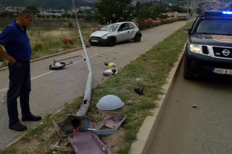 Vozač forda povrijeđen prilikom udara u banderu