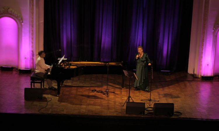 Gabi Novak i Matija Dedić oduševili muzičkom igrom majke i sina
