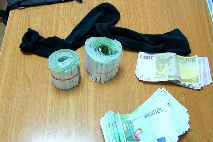 U čarapama krili 45.000 evra