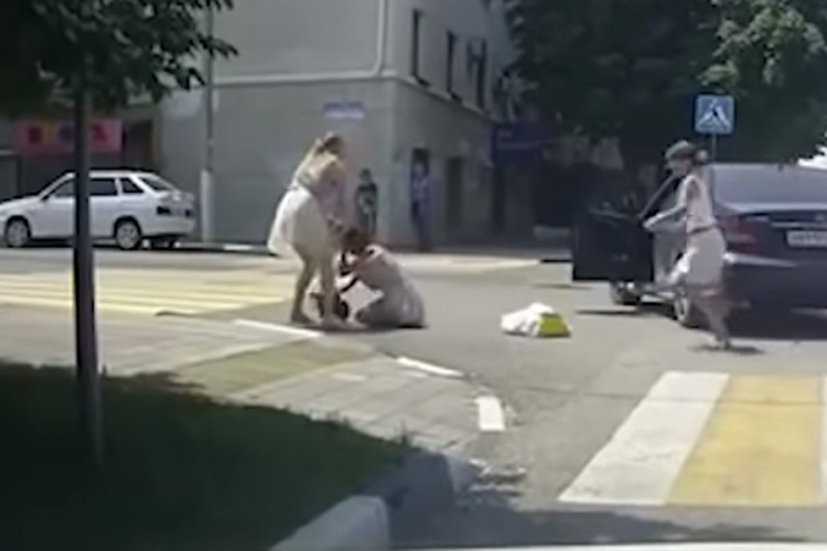 Novi urnebesan snimak tuče sa ruskih ulica