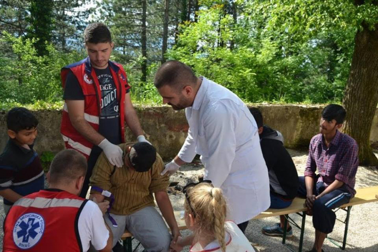 Zdravstveni timovi u USK pomažu migrantima na terenu