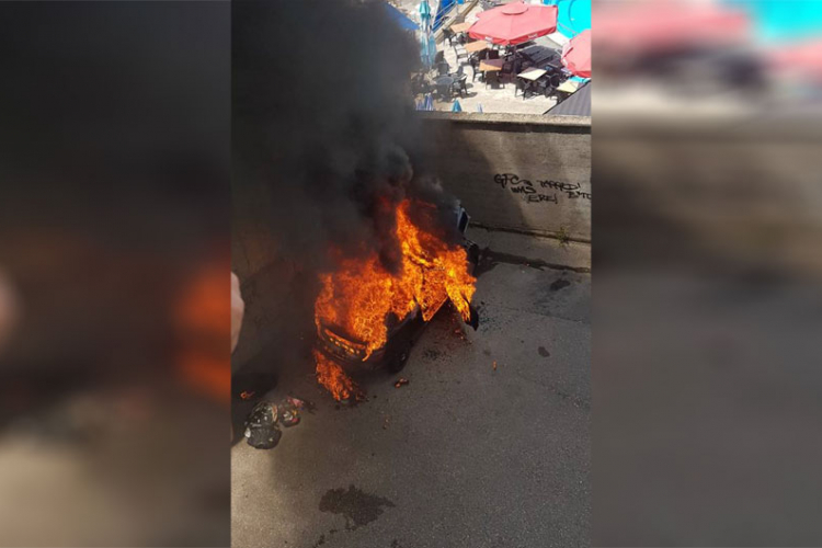 Pogledajte intervenciju vatrogasaca tokom požara na mercedesu u Banjaluci