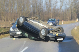 Automobil se prevrnuo na krov, povrijeđen vozač