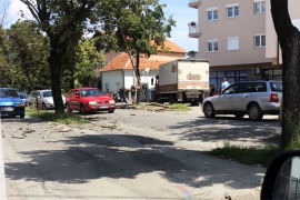 Kamion udario u parkirana vozila, stub ulične rasvjete i izlog