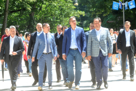 Vučić tvrdi da medicinari u Srbiji uskoro neće maštati o Njemačkoj
