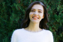 Model u ulozi Sureje u seriji Elif