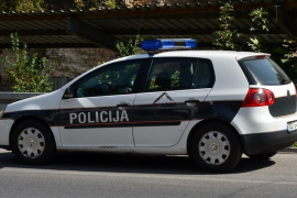 Sudar tri auta u Mostaru, fijat završio na krovu