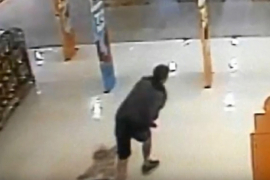 Otac brutalno vukao kćerku po podu supermarketa