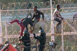 Migranti naoružani bacačima plamena probili granicu, povrijeđeno ...
