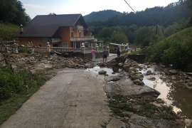 Jako nevrijeme pogodilo Bosansku Krupu, voda odnijela potporni zid dug ...