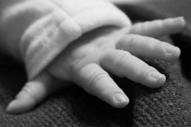 Beba preminula nakon što je glavom zapela između prečki kreveca