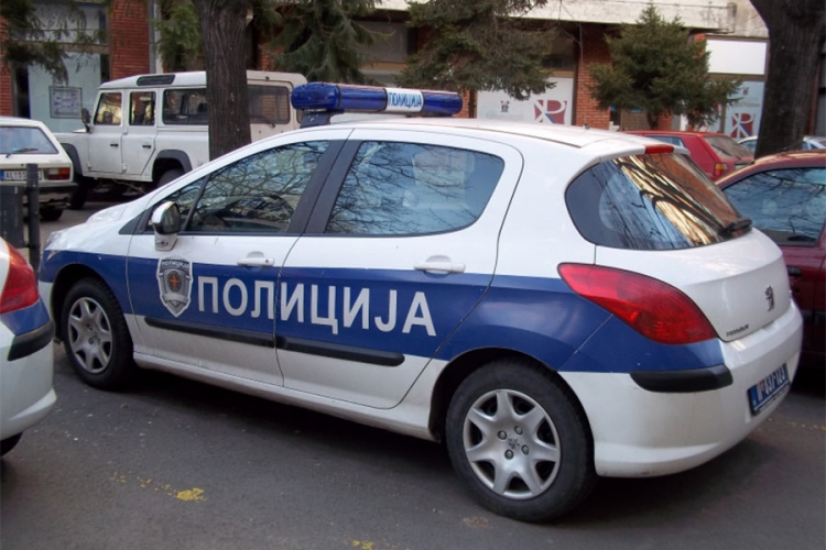 Mercedesom naletio na pješake, jedna osoba poginula