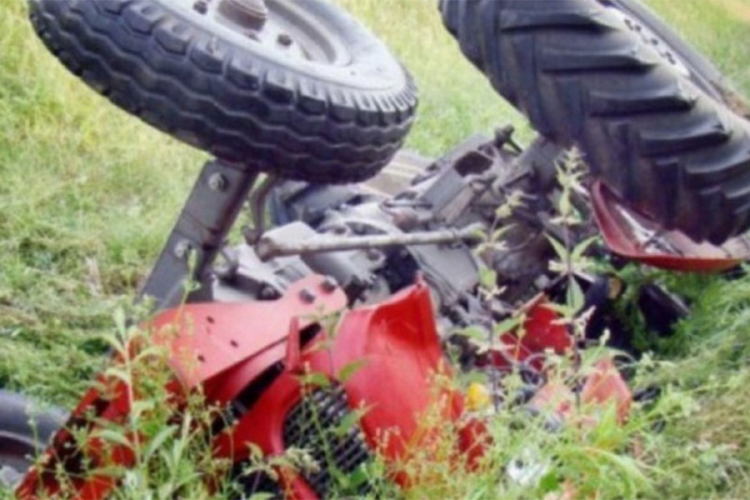 Muškarac poginuo prilikom prevrtanja traktora