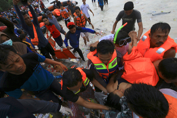 Potonuo trajekt u Indoneziji, 31 osoba poginula