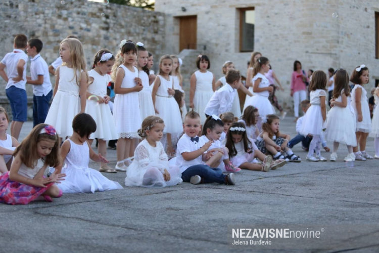 "Vrapčići" pjesmom rasplesali mališane, a starije vratili u djetinjstvo