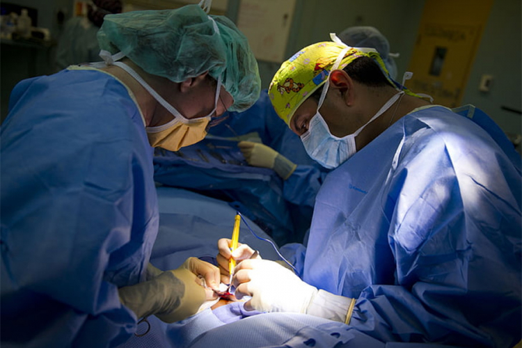Ljekari sa VMA ženi iz trbuha uklonili tumor od oko 18 kilograma