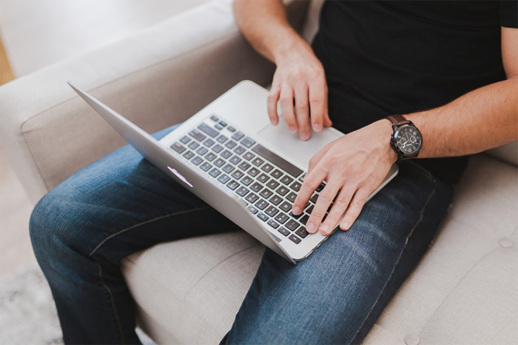Zašto ne biste trebali držati laptop u krilu