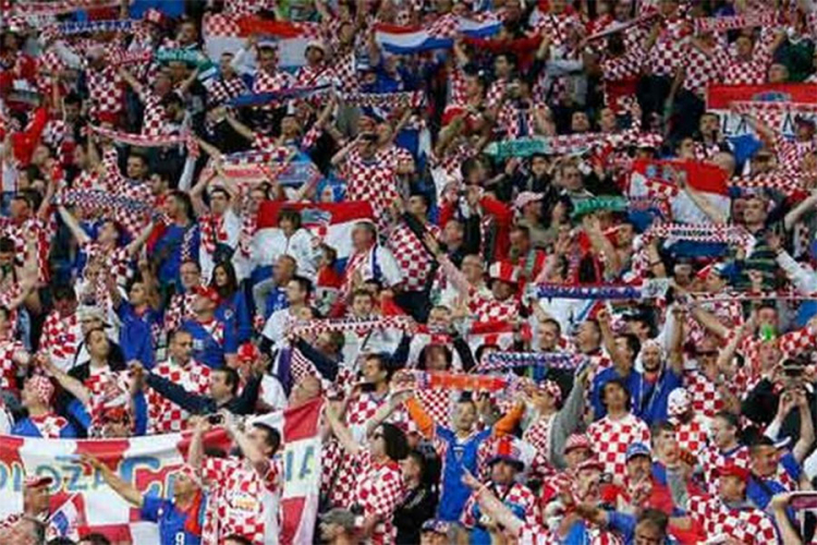 Navijači Hrvatske zapalili ostrvo kao znak podrže svojoj reprezentaciji