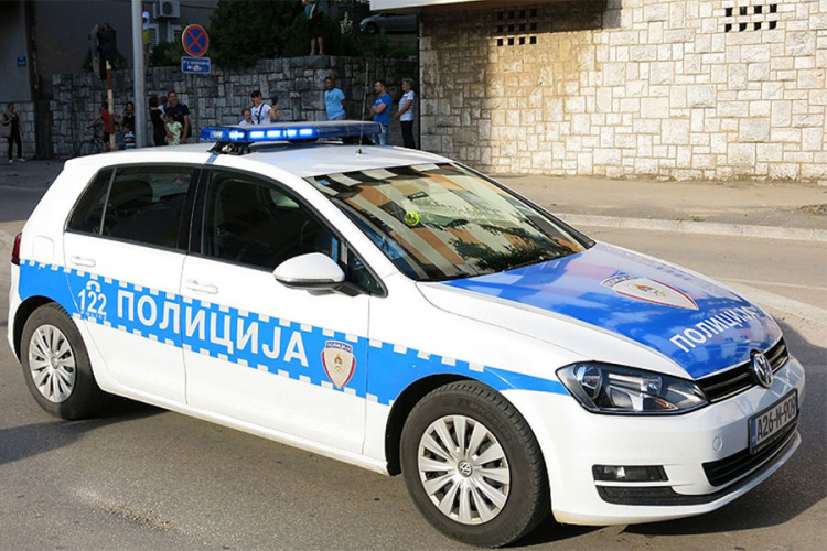 Udario u stub, napao policajce, pa mu pronašli heroin